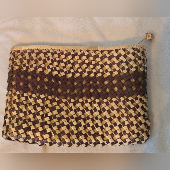 The Unbranded Brand Handbags - Elegant Woven Clutch in Tan and Brown